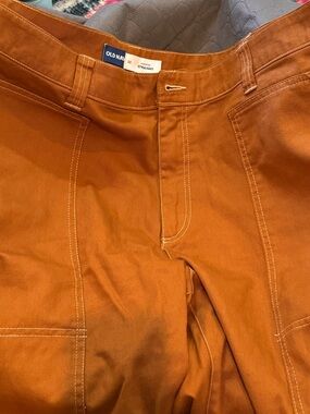 Old Navy barrel leg carpenter style pants in Rust Orange